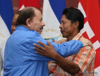 Comandante Daniel Ortega entrega títulos comunitarios a pueblos de la Costa Caribe