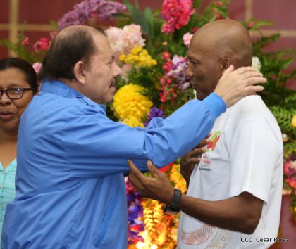 Comandante Daniel Ortega entrega títulos comunitarios a pueblos de la Costa Caribe