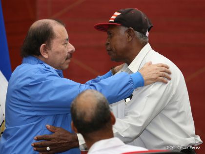 Comandante Daniel Ortega entrega títulos comunitarios a pueblos de la Costa Caribe