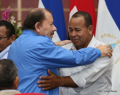 Comandante Daniel Ortega entrega títulos comunitarios a pueblos de la Costa Caribe