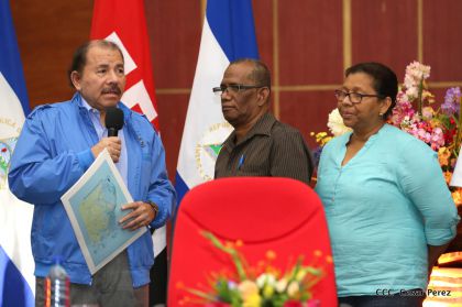 Comandante Daniel Ortega entrega títulos comunitarios a pueblos de la Costa Caribe