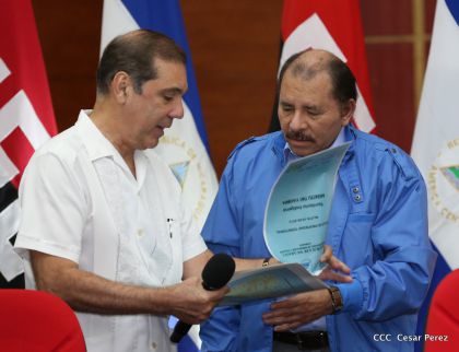 Comandante Daniel Ortega entrega títulos comunitarios a pueblos de la Costa Caribe