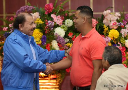 Comandante Daniel Ortega entrega títulos comunitarios a pueblos de la Costa Caribe