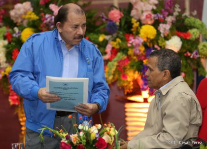 Comandante Daniel Ortega entrega títulos comunitarios a pueblos de la Costa Caribe
