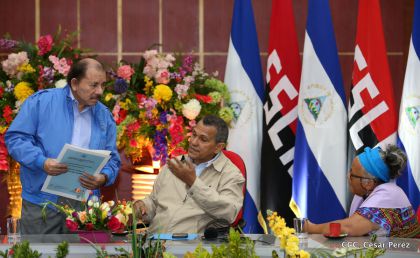 Comandante Daniel Ortega entrega títulos comunitarios a pueblos de la Costa Caribe