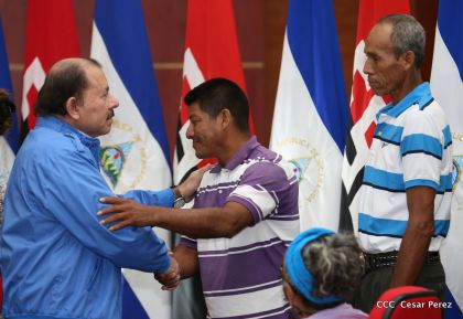 Comandante Daniel Ortega entrega títulos comunitarios a pueblos de la Costa Caribe