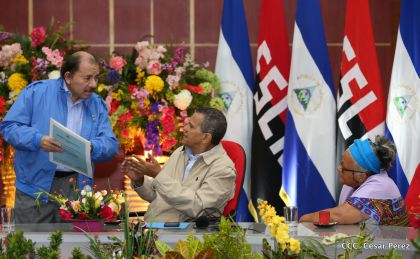 Comandante Daniel Ortega entrega títulos comunitarios a pueblos de la Costa Caribe