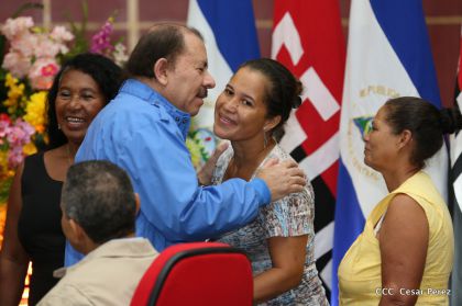 Comandante Daniel Ortega entrega títulos comunitarios a pueblos de la Costa Caribe