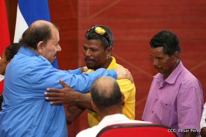 Comandante Daniel Ortega entrega títulos comunitarios a pueblos de la Costa Caribe