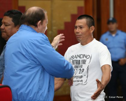 Comandante Daniel Ortega entrega títulos comunitarios a pueblos de la Costa Caribe