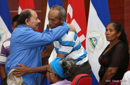 Comandante Daniel Ortega entrega títulos comunitarios a pueblos de la Costa Caribe
