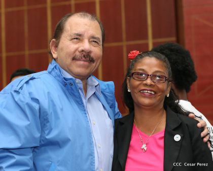 Comandante Daniel Ortega entrega títulos comunitarios a pueblos de la Costa Caribe