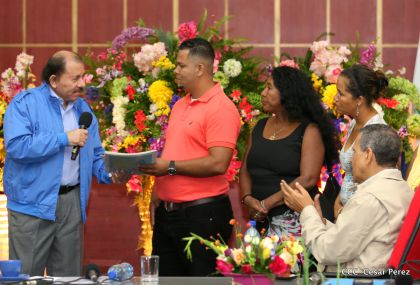Comandante Daniel Ortega entrega títulos comunitarios a pueblos de la Costa Caribe