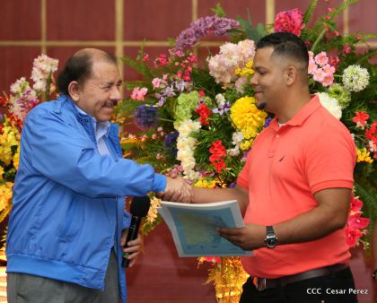 Comandante Daniel Ortega entrega títulos comunitarios a pueblos de la Costa Caribe