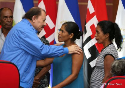 Comandante Daniel Ortega entrega títulos comunitarios a pueblos de la Costa Caribe