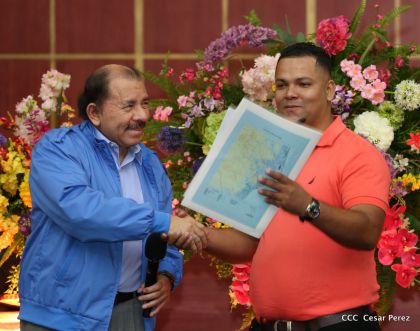 Comandante Daniel Ortega entrega títulos comunitarios a pueblos de la Costa Caribe