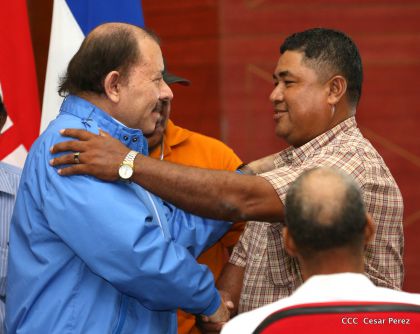 Comandante Daniel Ortega entrega títulos comunitarios a pueblos de la Costa Caribe