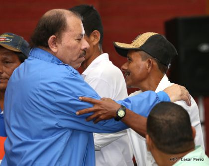 Comandante Daniel Ortega entrega títulos comunitarios a pueblos de la Costa Caribe