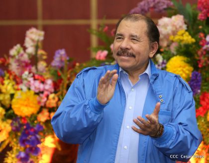 Comandante Daniel Ortega entrega títulos comunitarios a pueblos de la Costa Caribe