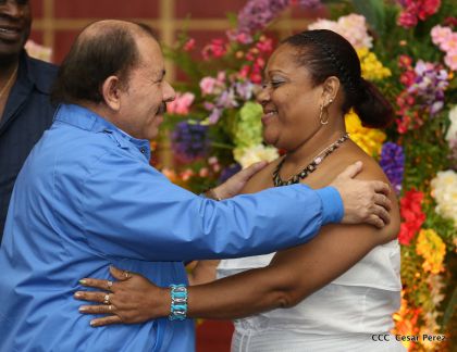Comandante Daniel Ortega entrega títulos comunitarios a pueblos de la Costa Caribe