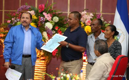 Comandante Daniel Ortega entrega títulos comunitarios a pueblos de la Costa Caribe