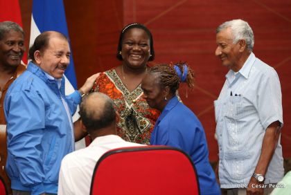 Comandante Daniel Ortega entrega títulos comunitarios a pueblos de la Costa Caribe