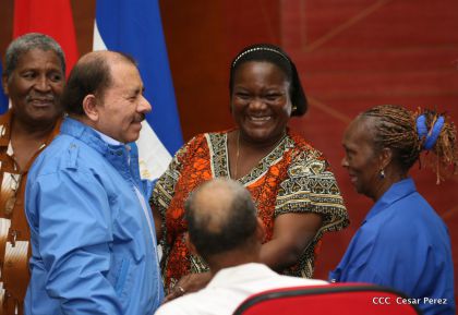 Comandante Daniel Ortega entrega títulos comunitarios a pueblos de la Costa Caribe