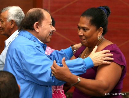 Comandante Daniel Ortega entrega títulos comunitarios a pueblos de la Costa Caribe
