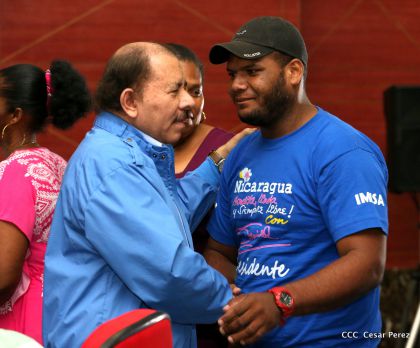 Comandante Daniel Ortega entrega títulos comunitarios a pueblos de la Costa Caribe