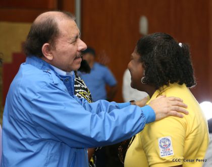 Comandante Daniel Ortega entrega títulos comunitarios a pueblos de la Costa Caribe