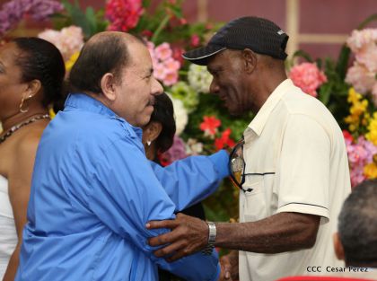 Comandante Daniel Ortega entrega títulos comunitarios a pueblos de la Costa Caribe