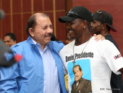 Comandante Daniel Ortega entrega títulos comunitarios a pueblos de la Costa Caribe