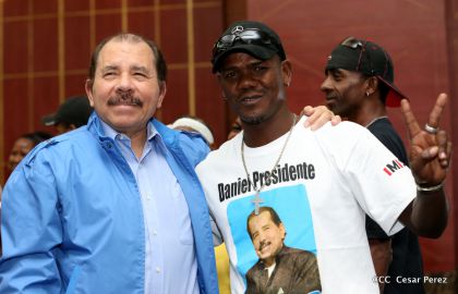 Comandante Daniel Ortega entrega títulos comunitarios a pueblos de la Costa Caribe