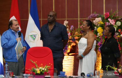 Comandante Daniel Ortega entrega títulos comunitarios a pueblos de la Costa Caribe