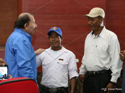 Comandante Daniel Ortega entrega títulos comunitarios a pueblos de la Costa Caribe