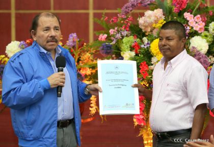 Comandante Daniel Ortega entrega títulos comunitarios a pueblos de la Costa Caribe