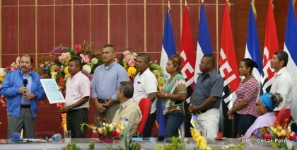 Comandante Daniel Ortega entrega títulos comunitarios a pueblos de la Costa Caribe