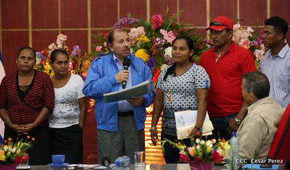 Comandante Daniel Ortega entrega títulos comunitarios a pueblos de la Costa Caribe