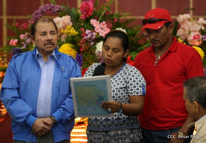 Comandante Daniel Ortega entrega títulos comunitarios a pueblos de la Costa Caribe