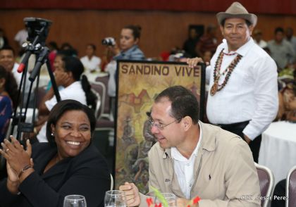 Comandante Daniel Ortega entrega títulos comunitarios a pueblos de la Costa Caribe