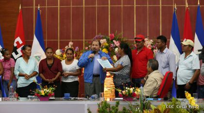 Comandante Daniel Ortega entrega títulos comunitarios a pueblos de la Costa Caribe