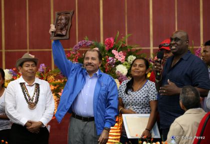 Comandante Daniel Ortega entrega títulos comunitarios a pueblos de la Costa Caribe