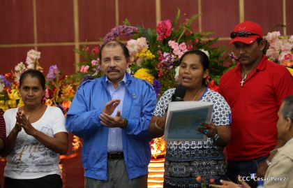 Comandante Daniel Ortega entrega títulos comunitarios a pueblos de la Costa Caribe