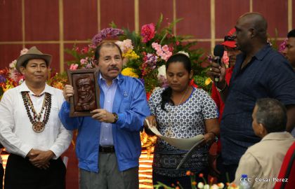 Comandante Daniel Ortega entrega títulos comunitarios a pueblos de la Costa Caribe