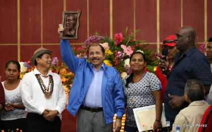 Comandante Daniel Ortega entrega títulos comunitarios a pueblos de la Costa Caribe