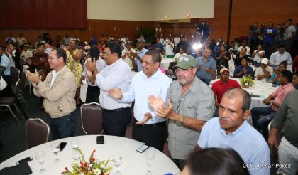 Comandante Daniel Ortega entrega títulos comunitarios a pueblos de la Costa Caribe