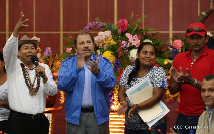 Comandante Daniel Ortega entrega títulos comunitarios a pueblos de la Costa Caribe