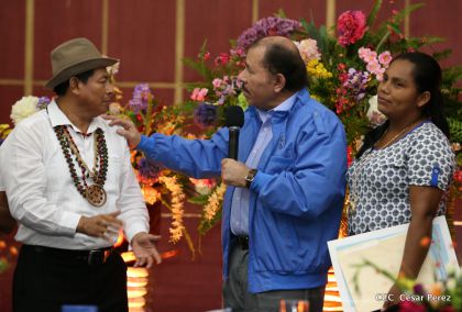 Comandante Daniel Ortega entrega títulos comunitarios a pueblos de la Costa Caribe