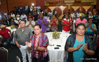 Comandante Daniel Ortega entrega títulos comunitarios a pueblos de la Costa Caribe