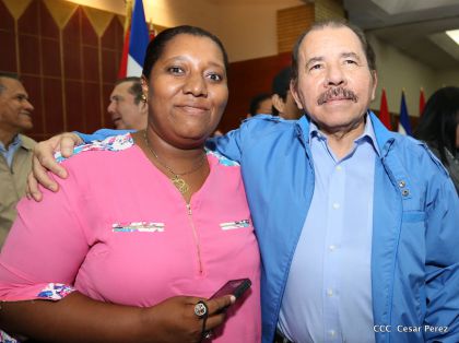 Comandante Daniel Ortega entrega títulos comunitarios a pueblos de la Costa Caribe